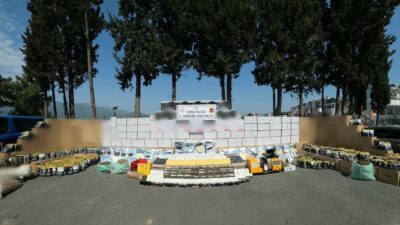 Bursa’da jandarma ekiplerinin düzenlediği operasyonda milyonlarca bandrolsüz makaron ve tonlarca