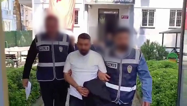 Bursa’da haklarında kesinleşmiş hapis cezası bulunan iki kişi, polis ekiplerinin