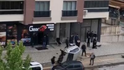 Bursa’da bir otomobil kontrolden çıkarak takla attı. Kazayı gören vatandaş,