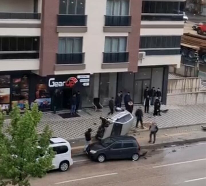 Bursa’da bir otomobil kontrolden çıkarak takla attı. Kazayı gören vatandaş,