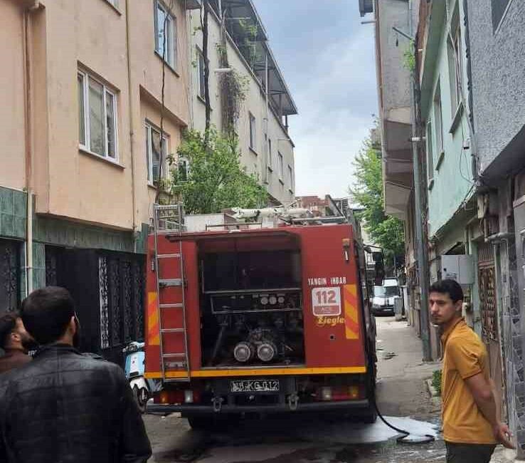 Bursa’da bir evde çıkan yangın paniğe sebep oldu. Yangın, itfaiye