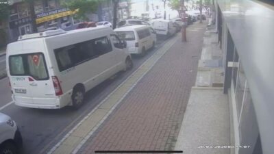 Bursa’da direksiyon hakimiyetini kaybeden sürücünün park halindeki 6 araca çarpmasıyla