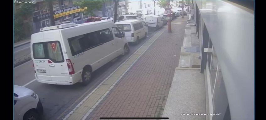 Bursa’da ortalık savaş alanına döndü: 6 araca çarptı takla atarak durabildi Bursa’da direksiyon hakimiyetini kaybeden sürücünün park halindeki 6 araca çarpmasıyla