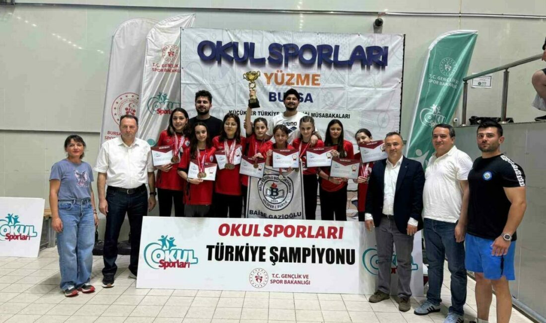 Bursa’da ortaokul öğrencilerinden Türkiye şampiyonluğu Bursa Baise Gazioğlu Bosut Ortaokulu öğrencileri Küçük Kızlar Yüzme Şampiyonasında