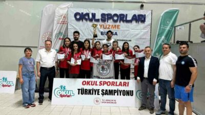 Bursa Baise Gazioğlu Bosut Ortaokulu öğrencileri Küçük Kızlar Yüzme Şampiyonasında