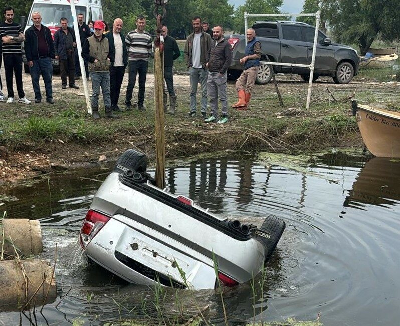 Bursa’da otomobil göle uçtu: AFAD sürücüyü ararken o olay yerine geldi Bursa’da kontrolden çıkan otomobil Ulubat Gölü’ne uçtu. AFAD ekiplerinin gölden