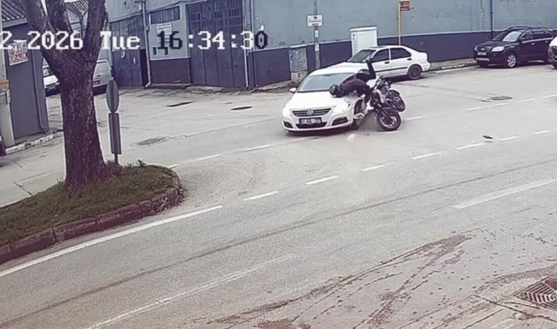 Bursa’da otomobil ile motosikletin çarpıştığı kazada motosiklet sürücüsü yaralanırken kaza