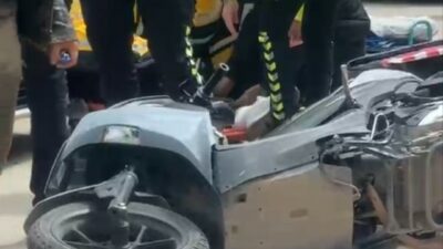 Bursa’nın Karacabey ilçesinde otomobilin çarptığı motosikletli kurye yaralandı, vücudunda kırık