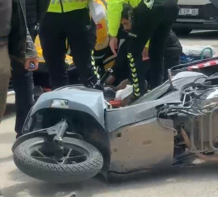 Bursa’nın Karacabey ilçesinde otomobilin çarptığı motosikletli kurye yaralandı, vücudunda kırık