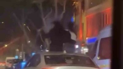 Bursa’da seyir halindeki aracın sunroofundan çıkarak tavanına oturan iki şahıs,