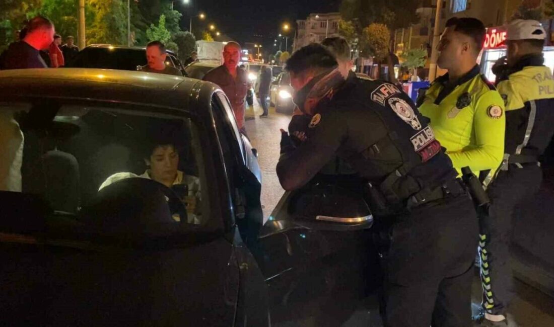 Bursa’da rekor ceza: ’Dur’ ihtarına uymayan kadın sürücüye 550 bin TL cezai işlem uygulandı Bursa’nın İnegöl ilçesinde polisin “dur” ihtarına uymayan kadın sürücü, yaşanan