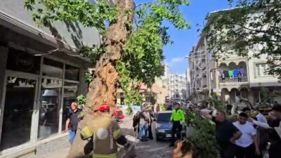 Bursa’nın Karacabey ilçesinde seyir halindeki 2 araç ile bir motosikletin