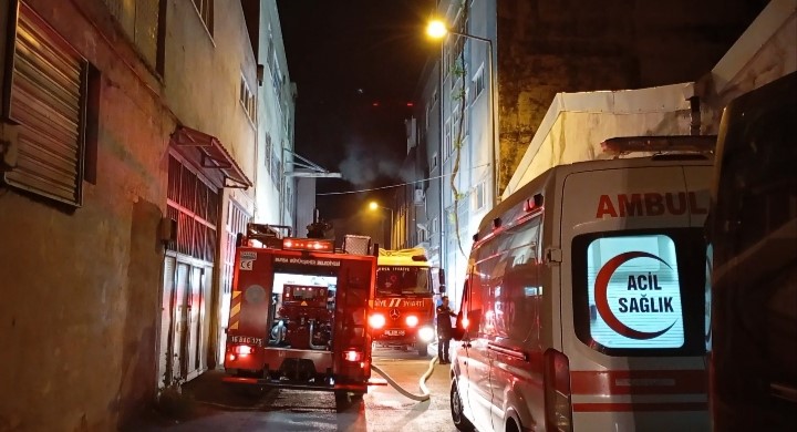 Bursa’da tekstil atölyesinde korkutan yangın Bursa’nın Osmangazi ilçesinde bulunan bir tekstil atölyesinde çıkan yangın, itfaiye