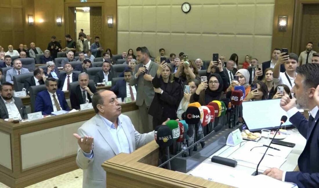 BUSKİ Genel Kurulu’nda gergin anlar BUSKİ Genel Kurulu’nda salona giren ve suya indirimin bir an