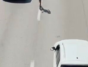 Bursa’da bir çocuk, akan trafikte canını hiçe sayarak yürüdü. Tehlikeli