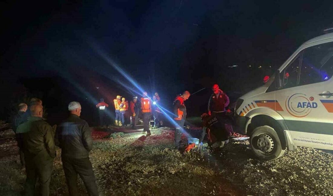 Dere yatağında su seviyesi artınca 4 kişi mahsur kaldı Bursa’nın Mustafakemalpaşa ilçesinde baraj kapaklarının açılmasıyla dere yatağında su seviyesinin