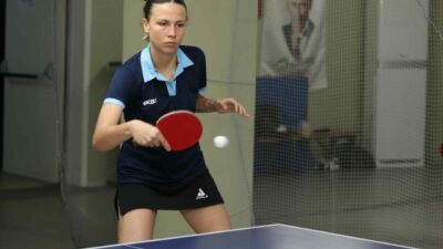 Osmangazi Belediyesi’nin düzenlediği Masa Tenisi Turnuvası, genç sporcuların çekişmeli mücadelelerine