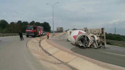 Bursa’nın İnegöl ilçesinde, kontrolden çıkan beton mikseri virajda devrildi; sürücüsü