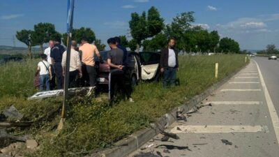 Bursa’nın Yenişehir ilçesinde iki otomobilin çarpışması sonucu meydana gelen kazada