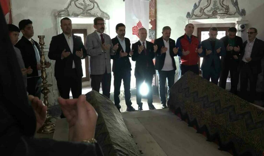Fatih Sultan Mehmed’in annesi Hüma Hatun dualarla yad edildi Fatih Sultan Mehmed Han’ın Bursa Muradiye Külliyesi’ndeki medfun olan annesi