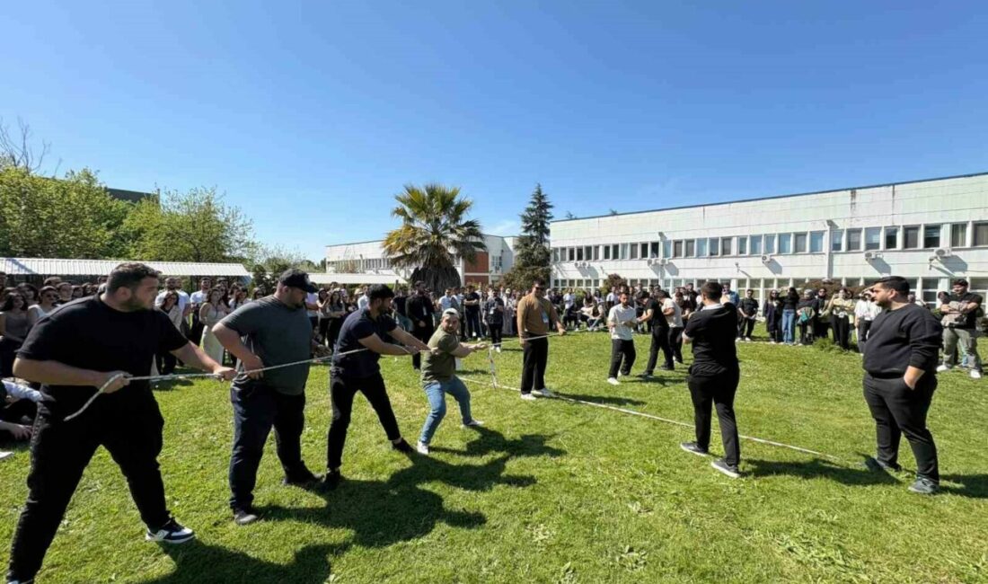 Geleneksel tomurcuk şenliğinde öğrenciler doyasıya eğlendi Bursa Uludağ Üniversitesi (BUÜ) Ziraat Fakültesi tarafından her yıl geleneksel