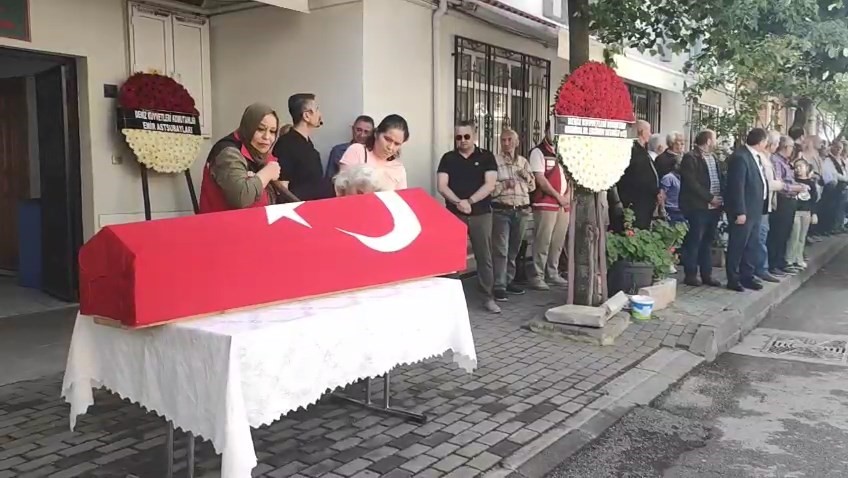 Gemlikli astsubay son yolculuğuna uğurlandı Görev yaptığı Kocaeli’nin Gölcük ilçesinde geçirdiği kalp krizi sonucu hayatını