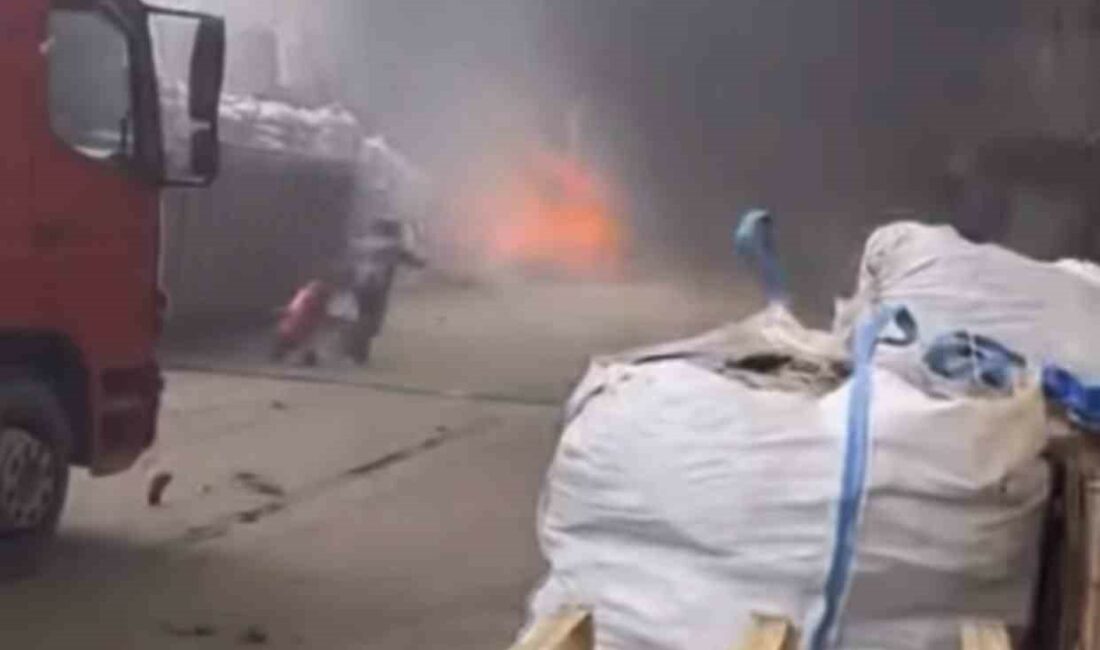 Bursa’da geri dönüşüm tesisine çıkan yangını itfaiye ekipleri müdahale ederek