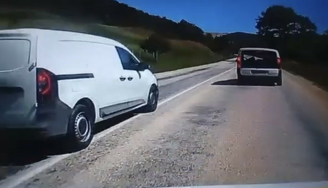 Hatalı sollama kamerada Bursa’da tek şeritli yolda hatalı sollama yapan aracın tehlikeli anlar