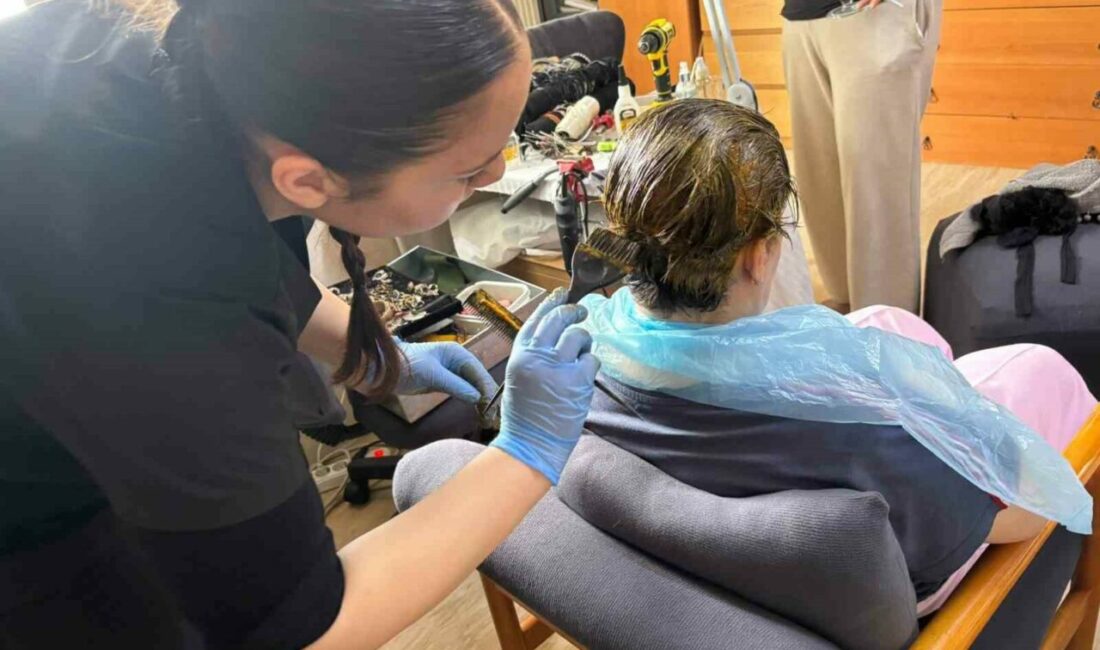 Huzurevindeki yaşlıların bayram bakımı, lise öğrencilerinden Bursa’da Faik Çelik Kız Mesleki ve Teknik Anadolu Lisesi Güzellik
