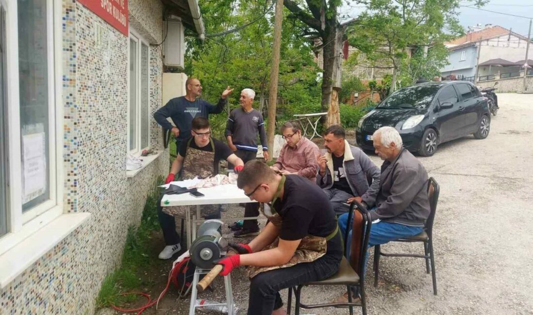 İnegöl’de öğrenciler kurbanlık bıçaklarını biledi Bursa’nın İnegöl ilçesinde Dörtçelik Mesleki ve Teknik Anadolu Lisesi Makine