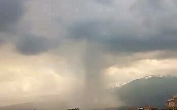 Bursa’nın İnegöl ilçesinde aniden bastıran sağanak yağış bazı mahallelerde yolları