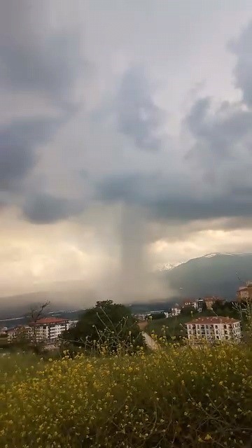 İnegöl’de sağanak etkili oldu, yollar göle döndü Bursa’nın İnegöl ilçesinde aniden bastıran sağanak yağış bazı mahallelerde yolları