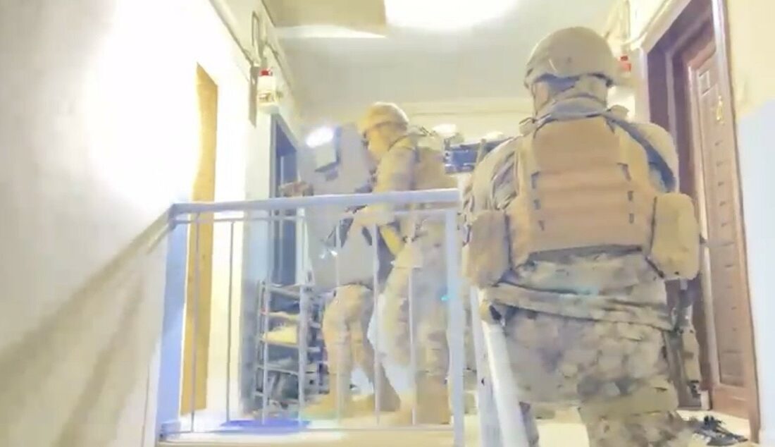 İş insanlarına zorla çek imzalattıran şebekeye Organize Polisi’nden darbe Bursa’nın Gemlik ilçesinde iş insanlarını hedef alan suç örgütüne yönelik