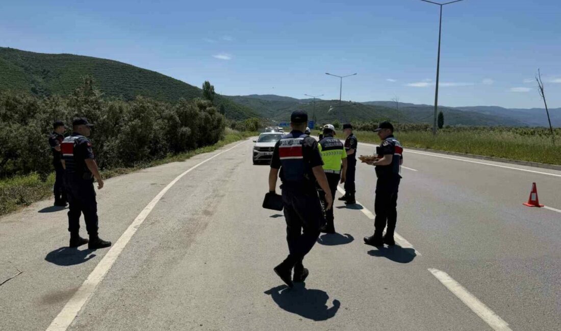 Jandarmadan durdurduğu sürücülere ceza yerine çikolata Bursa’da Kurban Bayramı dolayısıyla trafik denetimlerini artıran jandarma ekipleri, sürücülere