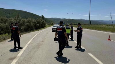 Bursa’da Kurban Bayramı dolayısıyla trafik denetimlerini artıran jandarma ekipleri, sürücülere