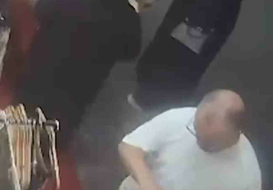 Kadınları pazar pazar takip eden yankesiciler suçüstü yakalandı Bursa’da kadınları pazar ve çarşıda adım adım takip ederek yankesicilik