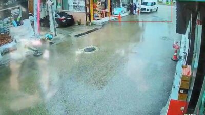 Bursa’da kontrolden çıkan kamyonetin, kaldırımda yürüyen 3 kişiye çarpıp, 2’sini