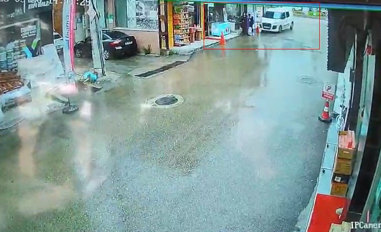 Kamyonet yayaların arasına daldı, o anlar kameraya yansıdı Bursa’da kontrolden çıkan kamyonetin, kaldırımda yürüyen 3 kişiye çarpıp, 2’sini