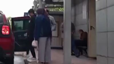 Bursa’da kontrolden çıkan kamyonetin altında kalan anne ve oğlu, hastanedeki