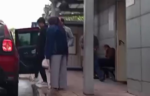 Kamyonetin altında kaldılar, yürüyerek taburcu oldular Bursa’da kontrolden çıkan kamyonetin altında kalan anne ve oğlu, hastanedeki