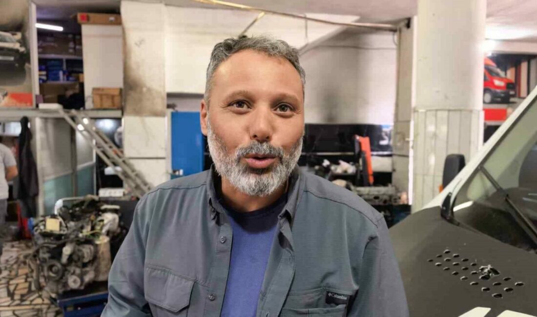 Kamyonetin motorunda giden tamirci konuştu: “Müşteriyi 40 bin liradan kurtardık” Bursa’nın İnegöl ilçesinde arızayı tespit etmek için seyir halinde olan
