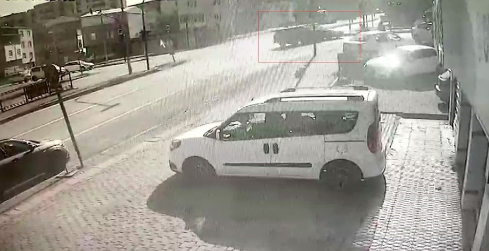 Kavşakta kırmızı ışık kazası kamerada Bursa’da iddiaya göre kavşakta kırmızı ışığı beklemek istemeyen sürücü, bir