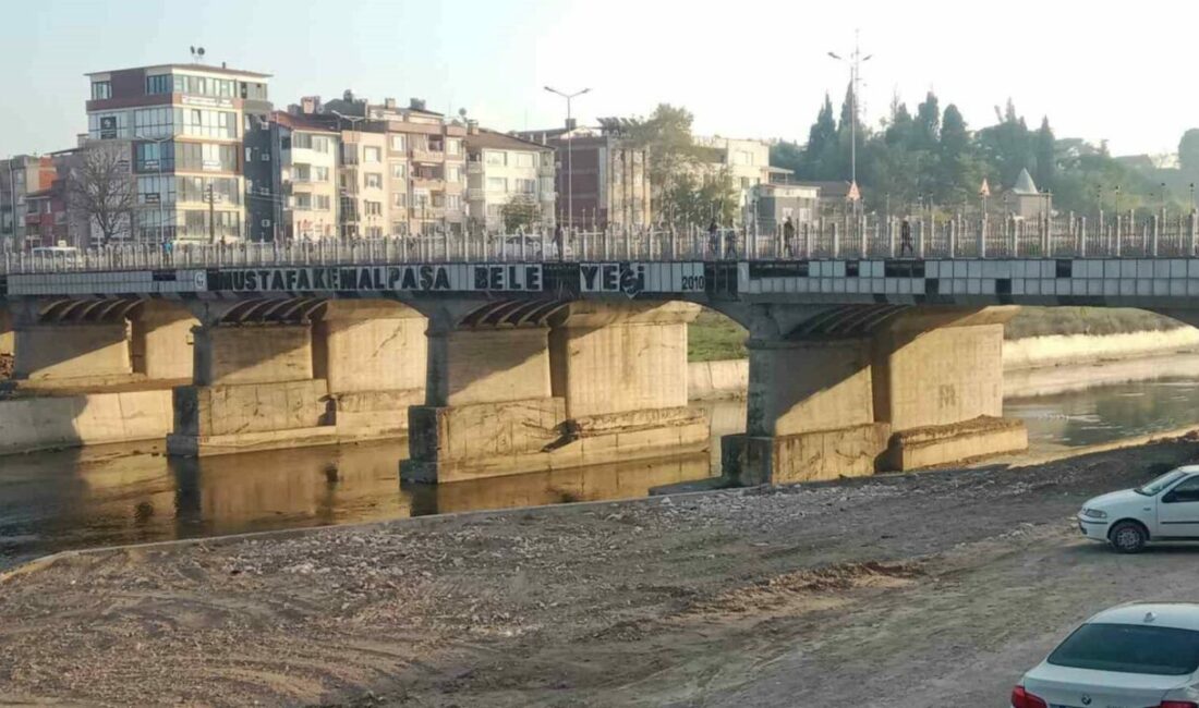 Köprüdeki dökülmüş yazı Mustafakemalpaşa’da bakımsızlığın sembolü oldu Bursa’nın Mustafakemalpaşa ilçesinde, her gün binlerce kişinin kullandığı merkez köprüde