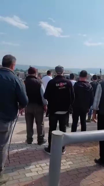 Bursa’da kurbanlık hayvan pazarında çıkan kavgada ortalık karıştı. Tarafları ayırmak