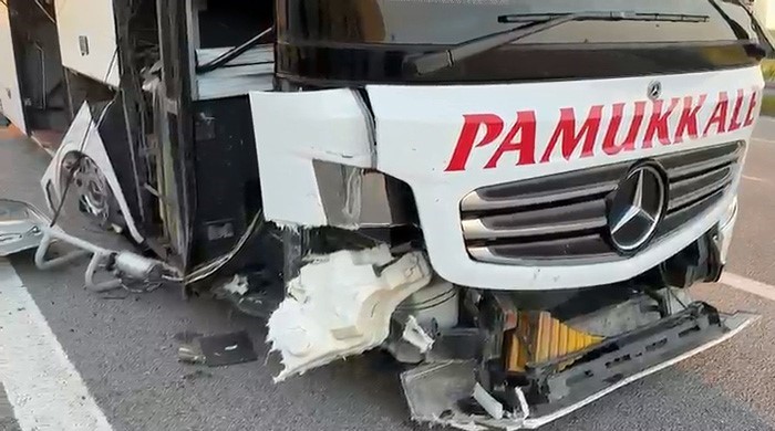 Lastiği patlayan yolcu otobüsünde can pazarı: Muavin kopan kapıdan aşağı uçtu Bursa’da seyir halinde iddiaya göre uyuyan otobüs şoförü direksiyon hakimiyetini
