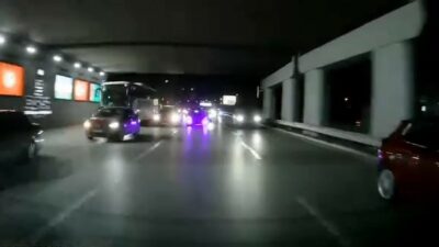 Bursa’da akan trafikte makas atarak ilerleyen otomobilin tehlikeli anları, saniye