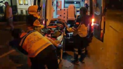 Bursa’da otomobilin kendini sıkıştırmasıyla direksiyon hakimiyetini kaybeden motosiklet sürücüsü, merdivenlerden