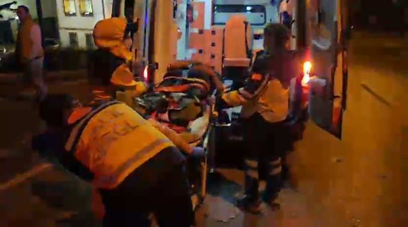 Bursa’da otomobilin kendini sıkıştırmasıyla direksiyon hakimiyetini kaybeden motosiklet sürücüsü, merdivenlerden