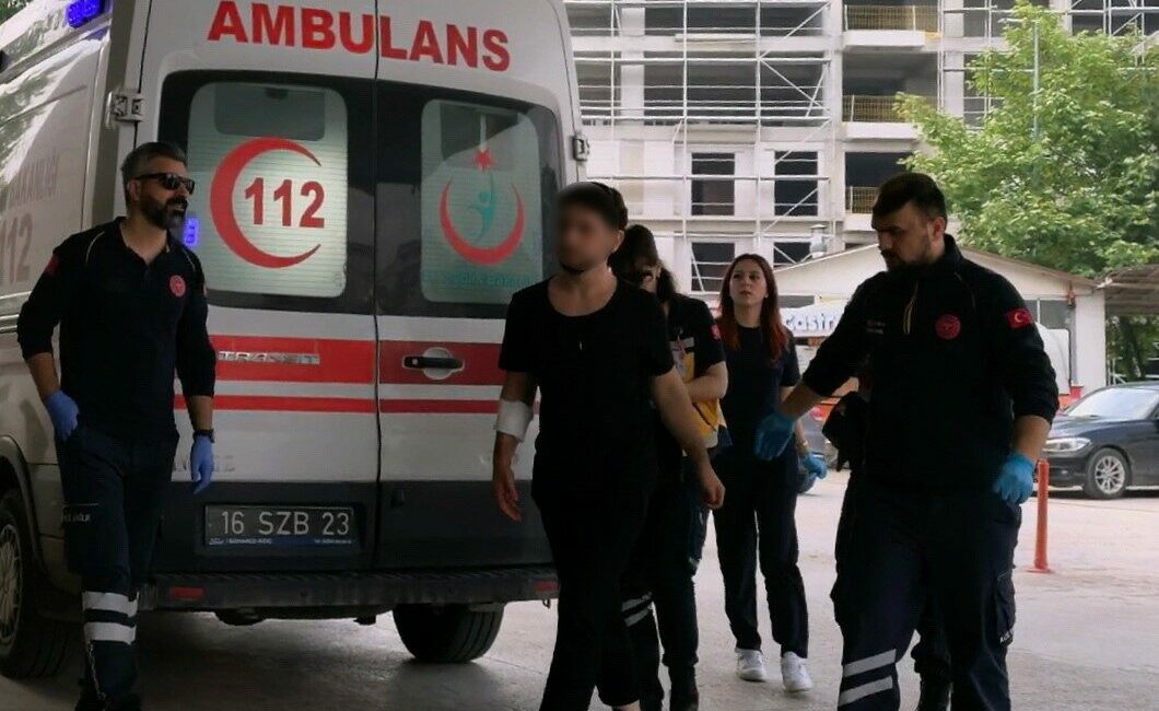 Meyve keserken kanlar içinde kaldı Bursa’nın İnegöl ilçesinde meydana gelen olayda meyve keserken kolunu kesen