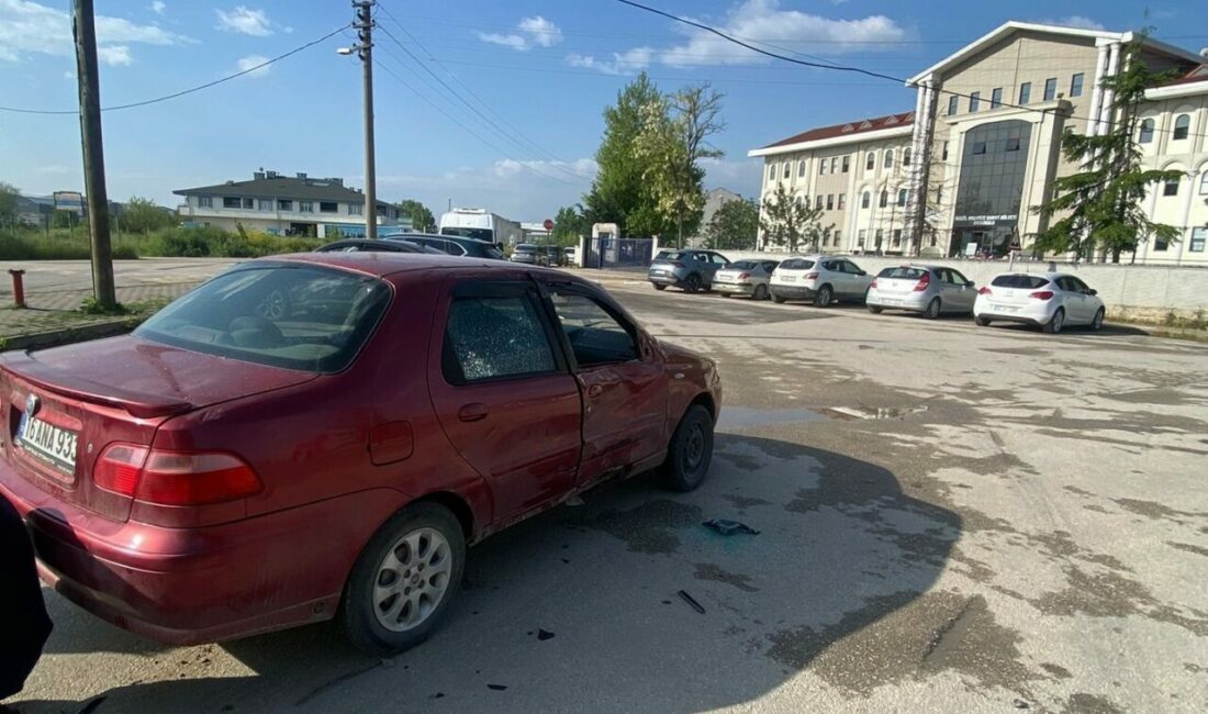 Motosiklet ile otomobil çarpıştı: 5 yaralı Bursa’nın İnegöl ilçesinde meydana gelen kazada otomobil ile motosiklet çarpışması